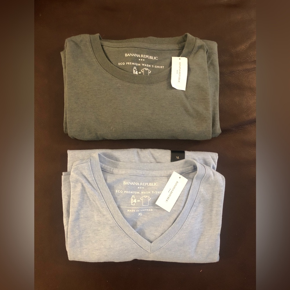 NWT Men’s Banana Republic green crew neck and blue v-neck T-shirt bundle!